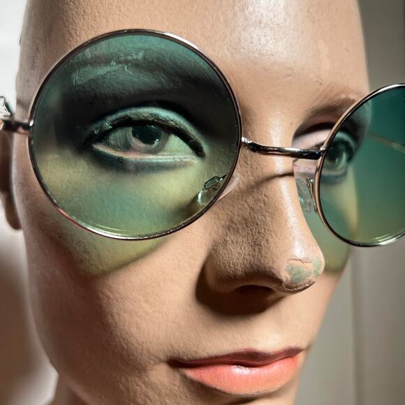 Striking emerald green circle lense - Picture 1 of 3